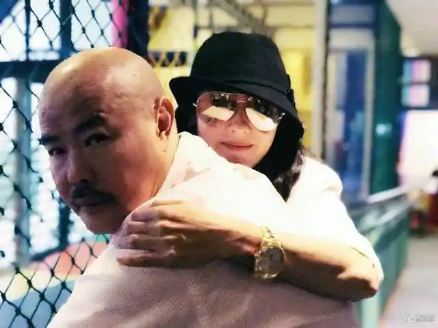 男神元彬父母照片曝光父亲v脸鼻子挺拔哥哥姐姐真是丑到爆