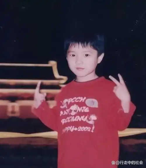 周深:逆风而上的十年,他把自己打造了一块钢化玻璃