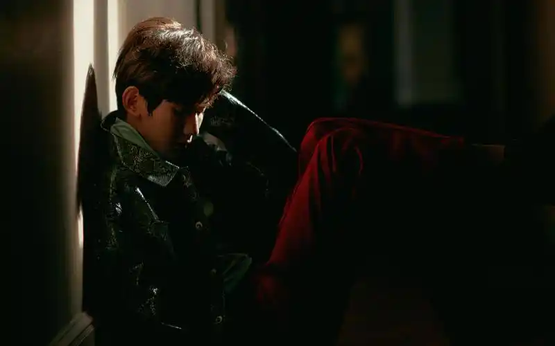 王源巴黎时装周帅气图片桌面壁纸