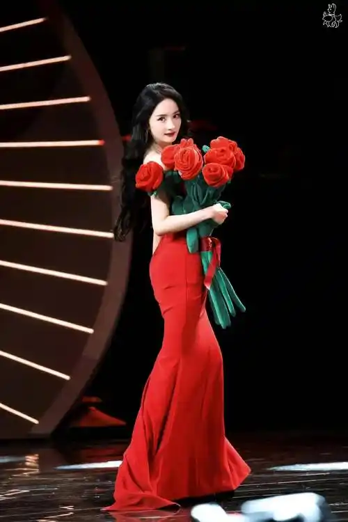 杨幂一袭红裙搭配波浪卷发妖娆又妩媚,举手投足间风情万种_红玫瑰