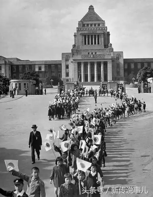 1946年11月,东京,穿着盛装向国会游行的学生们等待裕仁天皇的到来.