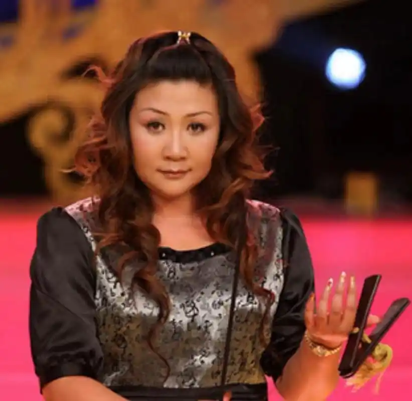 郭德纲45岁妻子登台,穿4800元t恤唱京韵大鼓,有望复出办鼓曲社_王惠