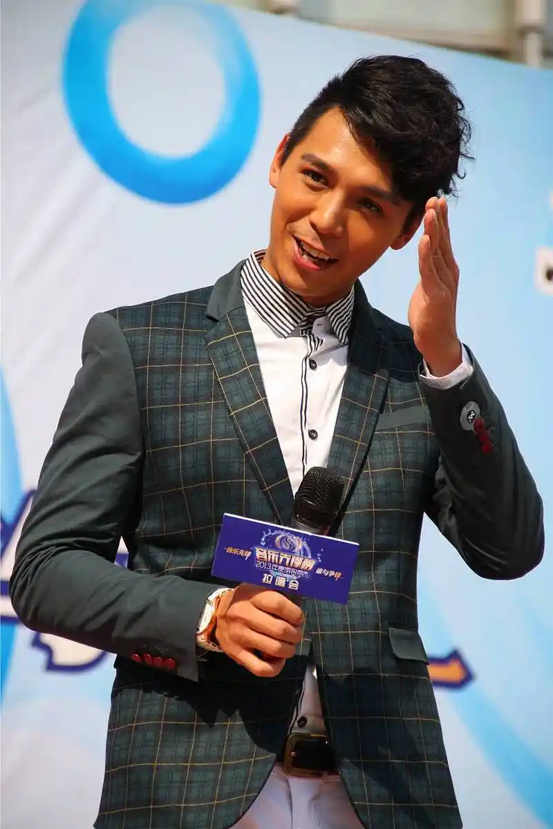 你们知道他在中国好声音第二季中是如何引起四位导师齐齐转身的吗?