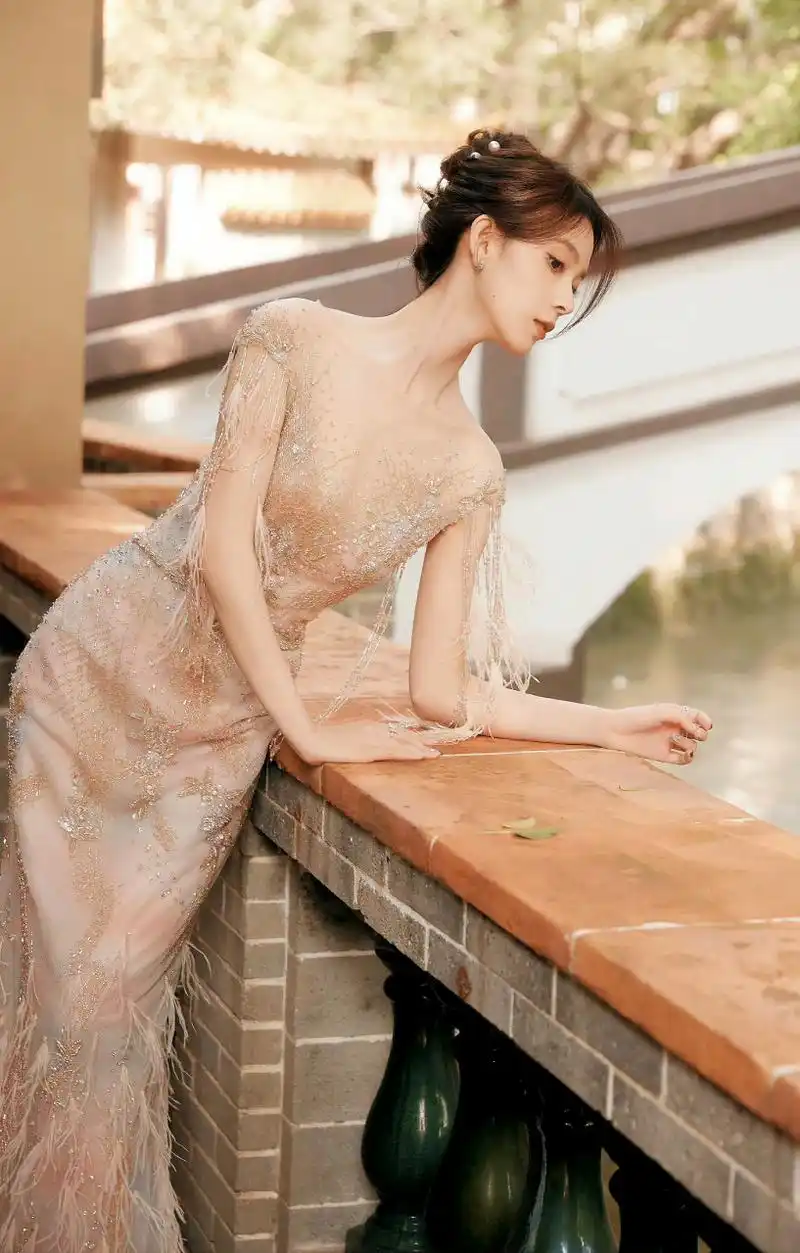 陈瑶流苏纱裙好显身材