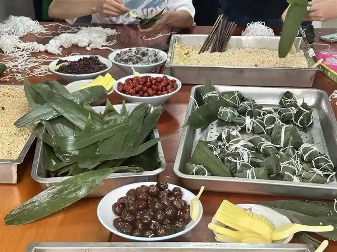 自己动手享双倍快乐,武大师生包粽子迎端午