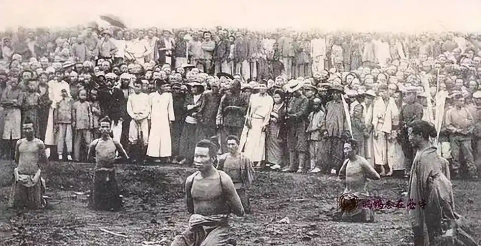 真实旧照,刑场上犯人行刑,围观者"人声鼎沸"