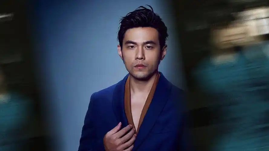 周杰伦,以其创新的音乐风格和强烈的个人魅力,成为了无数人的音乐偶像