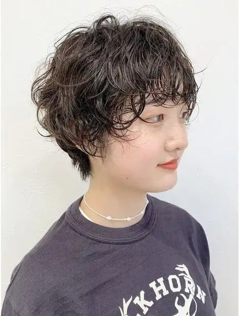 女士短发想要美,记得试试纹理烫,蓬松自然不夸张|发型|烫发|脸型|波波