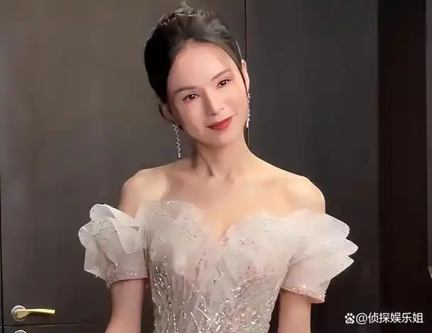 57岁李若彤罕晒素颜健身照,双颊略松弛皱纹不明显,状态超年轻