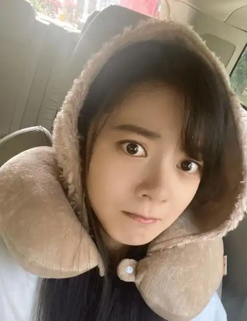 赵今麦晒原相机素颜照怼脸自拍眼神灵动18岁状态超能打