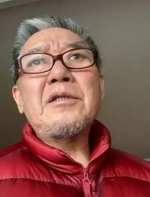 4月29日,知名男演员李立群通过微博发布了一段自拍视频,祝自己70岁