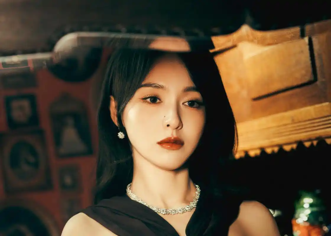 唐嫣超话  触碰时光印记,探寻复古格调.