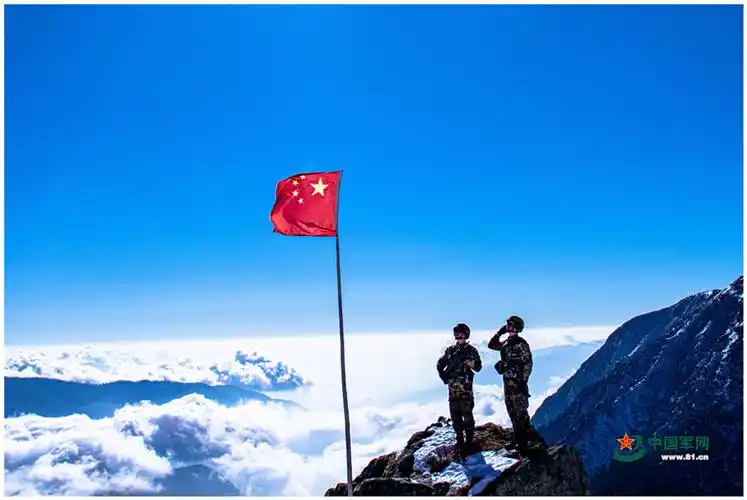 高原特战官兵向国旗敬军礼