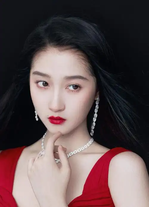 关晓彤飘纱开衩红裙