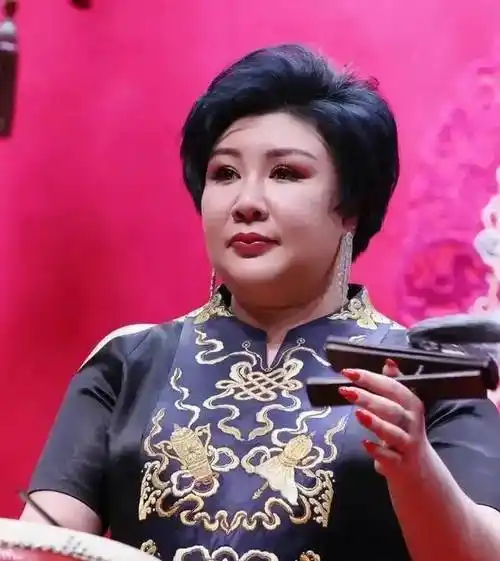 离开舞台20年的王惠罕见登场,表演了京韵大鼓,让大家为之惊艳_郭德纲