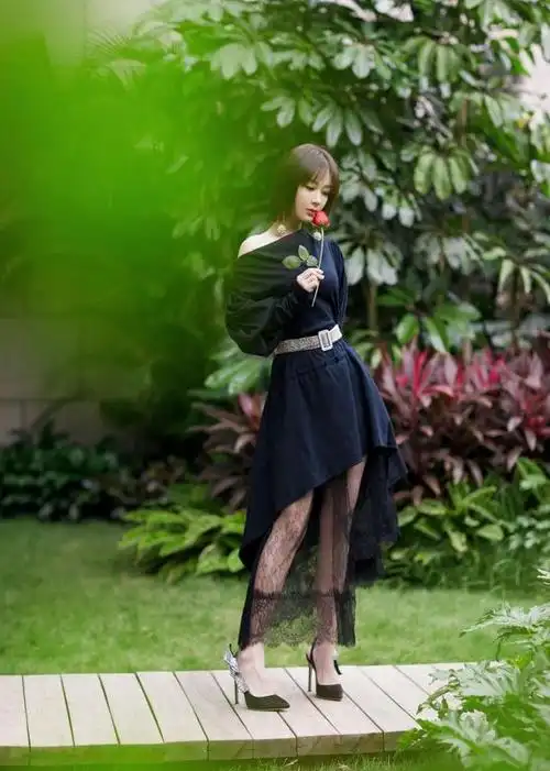 杨紫海边踏浪漫步,高举v字手势,俏丽活泼又可爱,好似邻家小妹