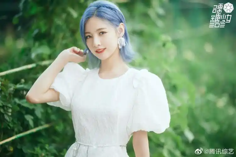 森林公主硬糖少女303赵粤最新定妆照蓝色编发展现温柔气质
