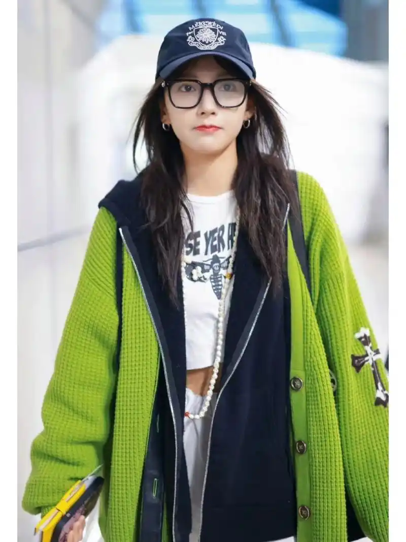 绿色开衫好清新 程潇早春穿搭  宝子们98,我偶然看到女星程潇的机场