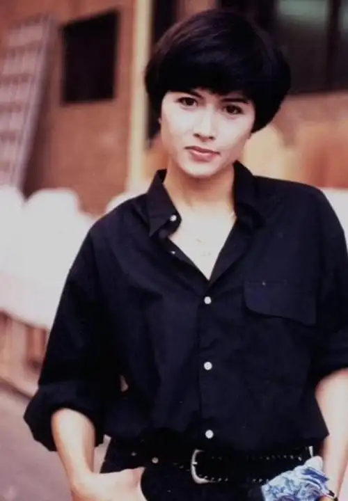 然而,邵美琪对别人的意见置若罔闻,她对爱情投入热烈,他们俩也相互