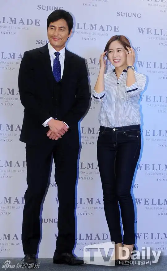 郑宇成成宥利站台 挽手合影显亲密