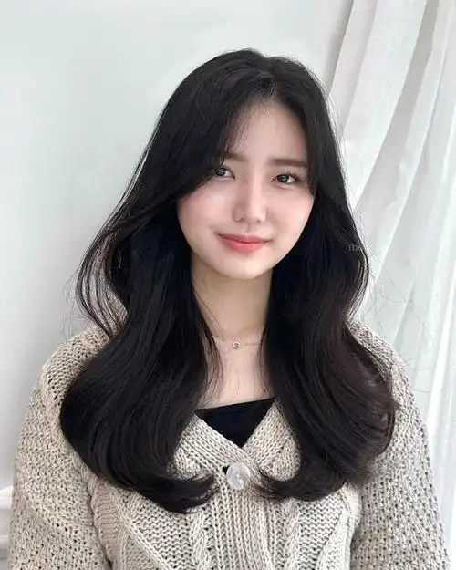 在本文中,我们将探讨四种热门发型:层次短碎发