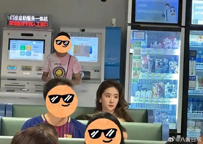 网友医院偶遇刘亦菲拍戏##刘亦菲玫瑰故事带娃路透