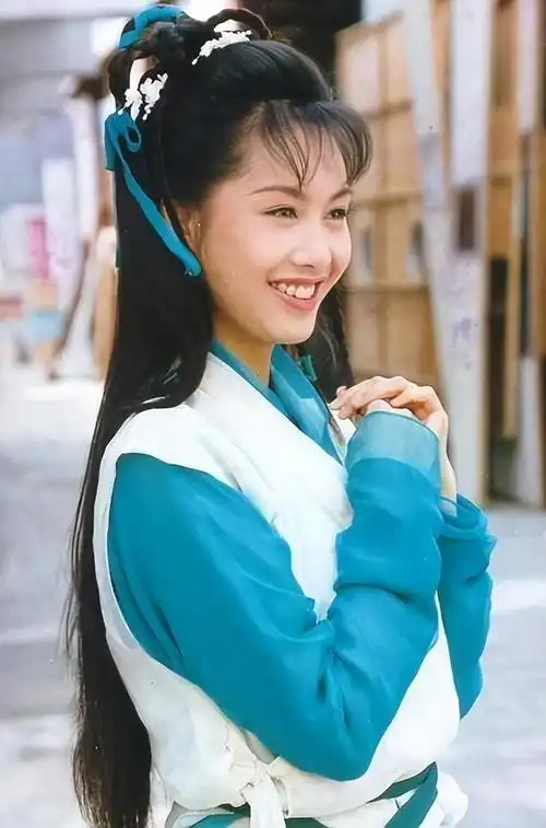 回顾52岁朱茵现状曝光:住深山残屋,开97年车,自由自在