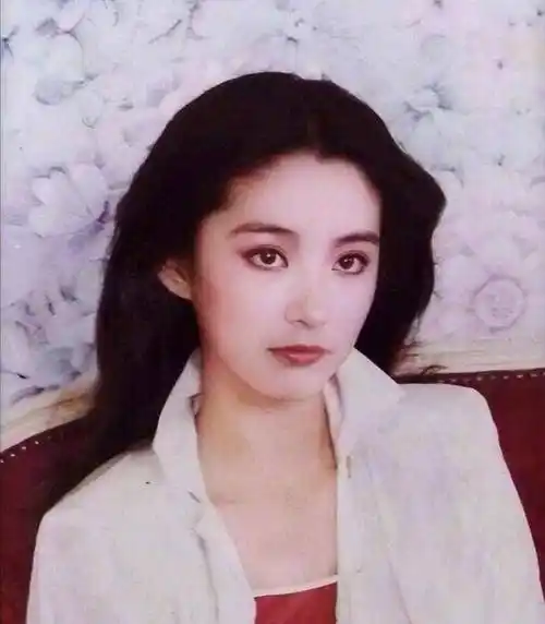 林青霞状态真好清爽短发干练十足到了奶奶辈依旧风韵犹存