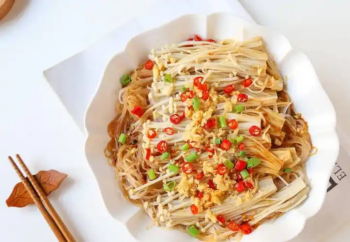 蒜蓉粉丝金针菇这么做,蒜香浓郁鲜辣可口,制作蒜蓉是关键_小姿_做法