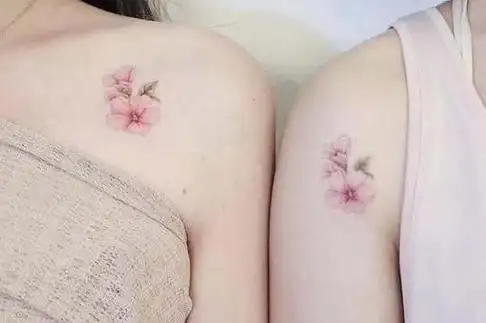 还有适合情侣闺蜜,或者自己配对的锁骨纹身.