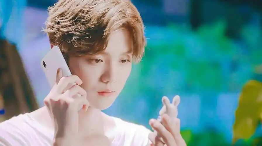 回顾与关晓彤恋爱的鹿晗重新走上顶流之路全靠同行衬托