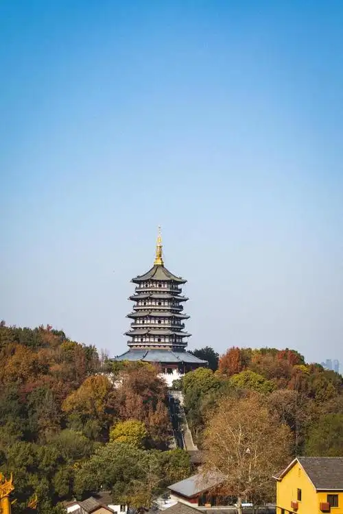 杭州西湖四大古刹之一,济公在这里修行并圆寂,登高可见雷峰塔