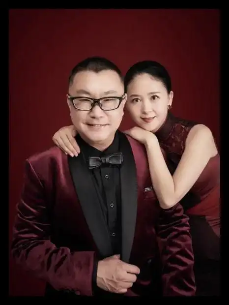 尹相杰妻子庆结婚一周年公开唯美婚纱照连换4套礼服身姿婀娜