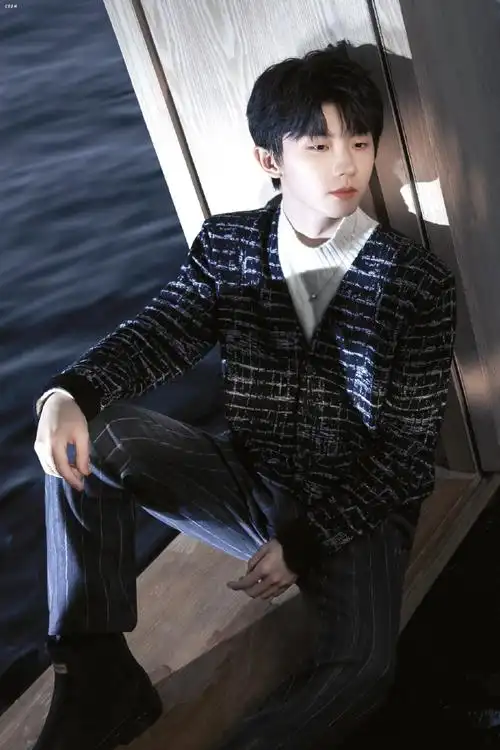 马嘉祺白衬衫湿发拍立得##马嘉祺黑色v领毛衣造型