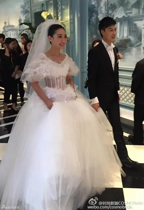 陶昕然何建泽大婚浪漫拥吻 计划生一子一女