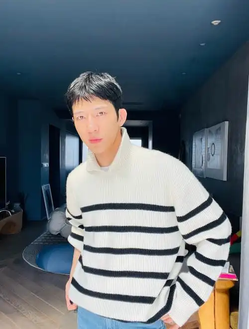 井柏然黑白条纹毛衣造型秋日穿搭随拍 清爽型男阳光帅气__财经头条