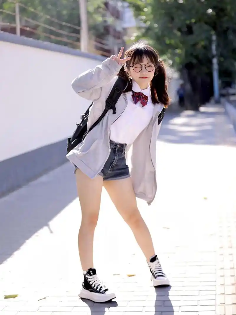 年少不知肉腿好.#一米五女友 #甜妹 #开学穿搭 - 抖音