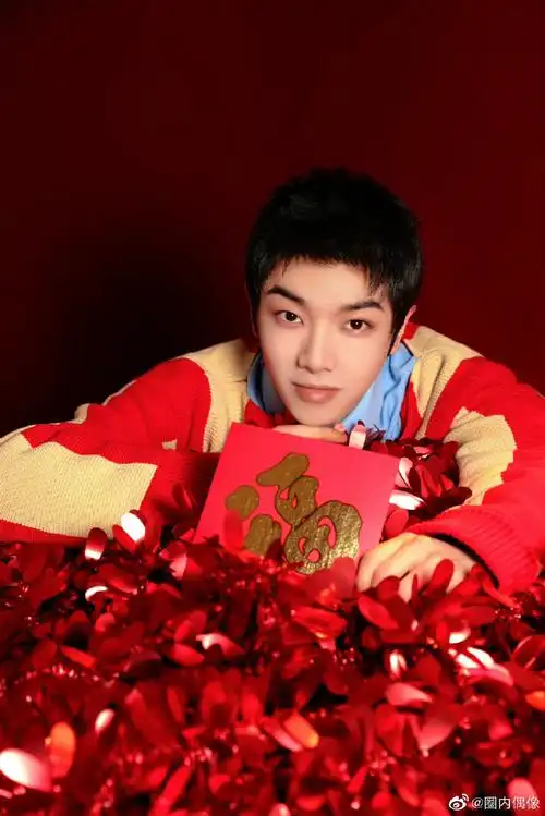 华晨宇红黄条纹毛衣写真