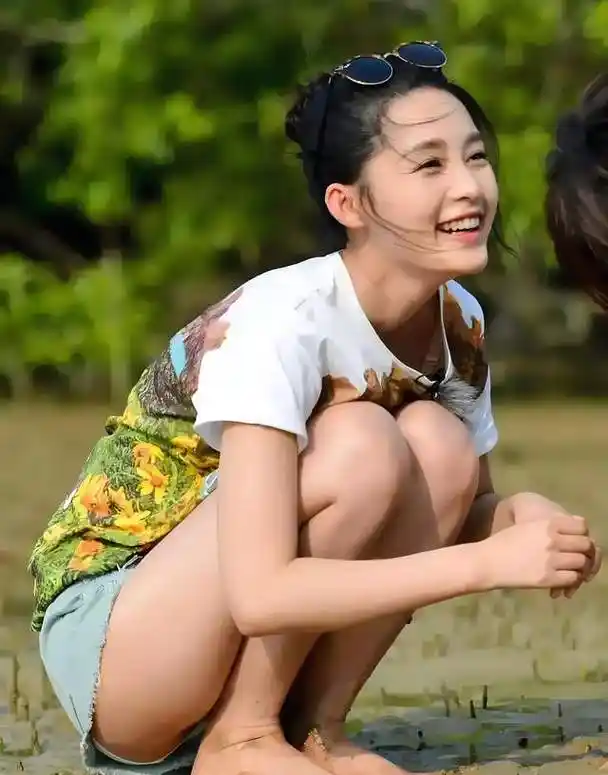 原创李沁的身材有多撩看她蹲在沙滩上的样子网友太美了