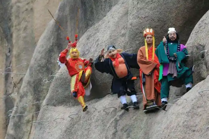 河南一情侣拍摄"蜘蛛侠"婚纱,西游记师徒四人和众仙女来看?