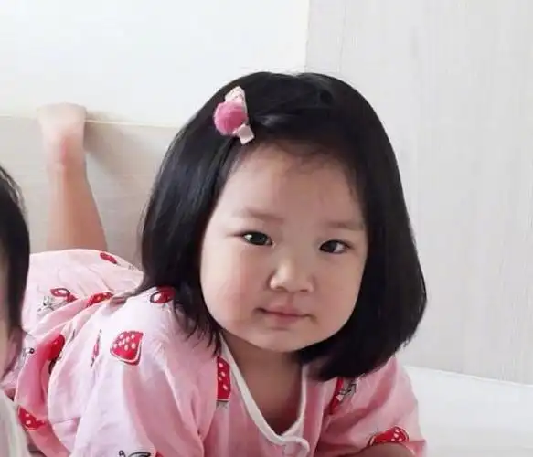 王祖蓝晒女儿正脸照一大一小同框超萌祖蓝问像谁评论区炸了锅