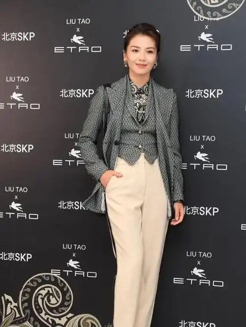 刘涛穿衬衫混搭阔腿裤,显小了20岁都不止,网友:下次我也这样穿|内搭