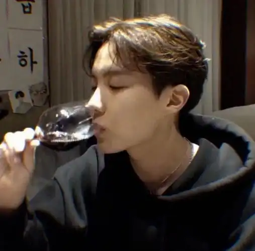 有没有防弹少年团帅气的喝酒图片,动图也可?