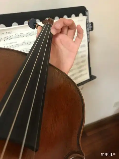 小提琴一把位一弦一指手型什么样食指指根要贴紧琴颈吗手掌心要面向