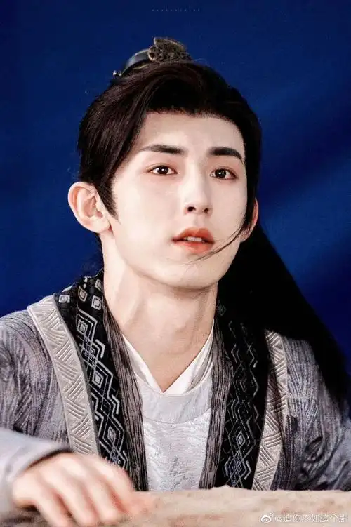 郭俊辰在《花戎》里从清冷师尊,变成了拽拽的陈炎前后人设反差好大呀