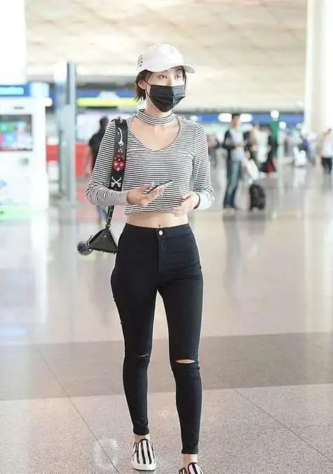 还没翻红先翻车李菲儿成万人嫌早年旧照被扒与现在判若两人