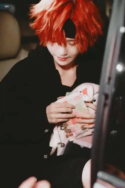 陆柯燃太可了!红色卷发配黑色发带,"奶里奶气"的帅!