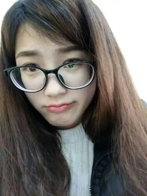 无奈近700度的高度近视…… 我爸说我戴眼镜像个女教师.