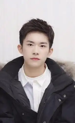 易烊千玺新电影剧照流出,小平头,穿囚服的他是什么样子呢