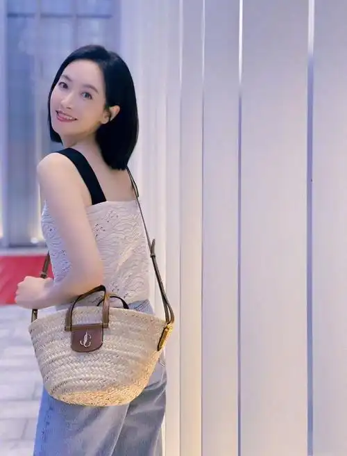 休闲装也挡不住宋茜身材火辣一款针织小衫穿出文艺浪漫范